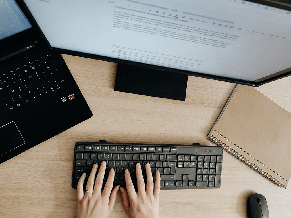 Mains sur un clavier d’ordinateur