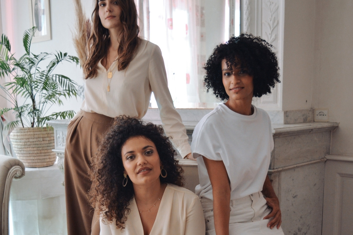 Trois femmes portant la collection HeritaJe