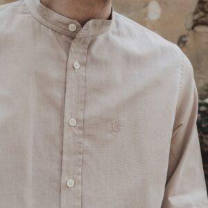 Chemise beige col officier fabriquée en France