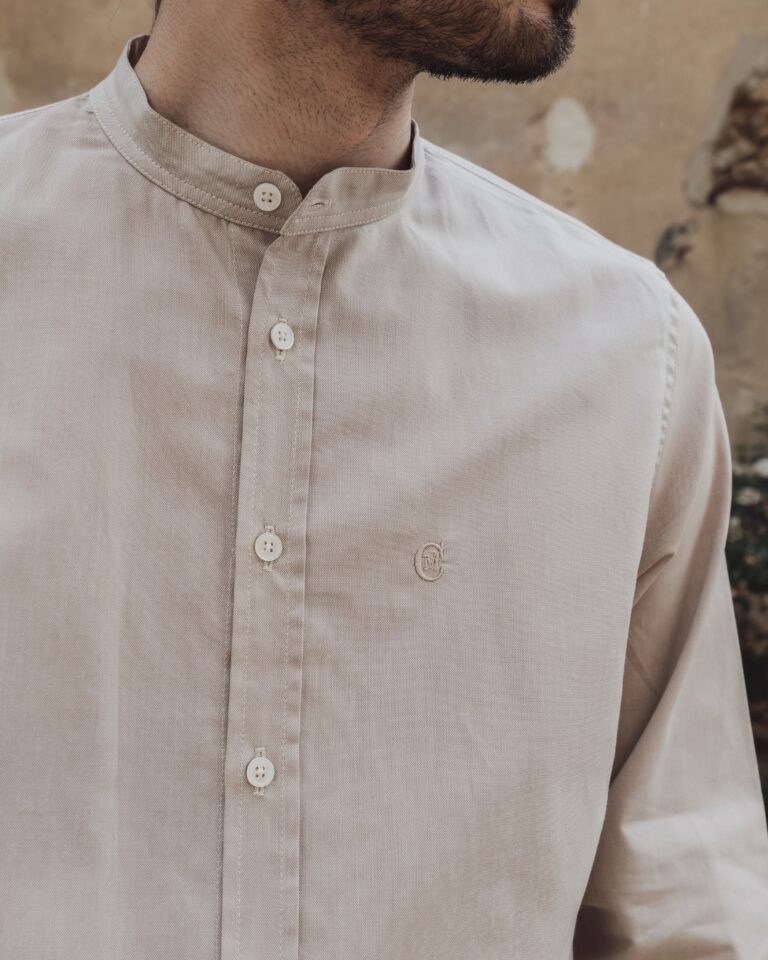 Chemise beige col officier fabriquée en France