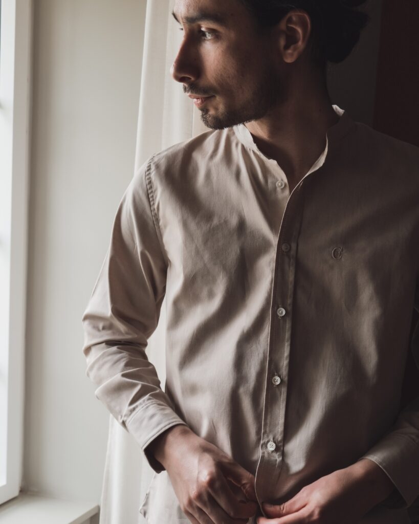 Chemise beige col officier fabriquée en France