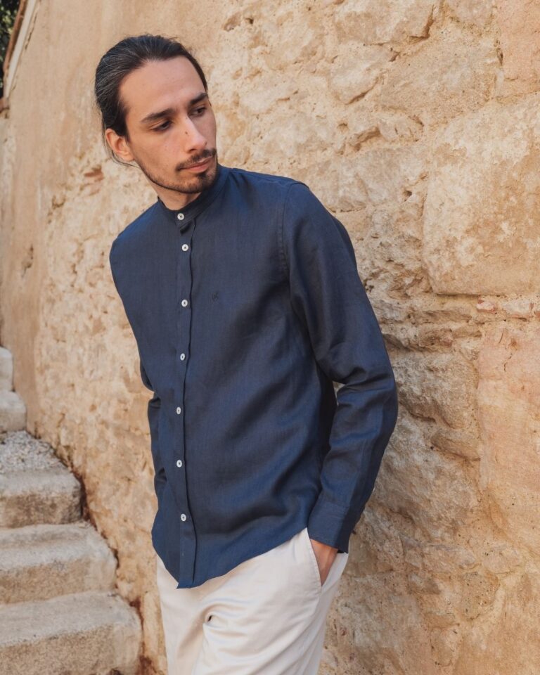 Chemise en lin bleue col officier