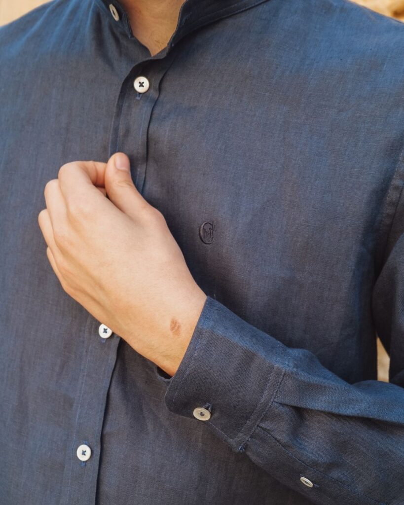 Chemise en lin bleue col officier