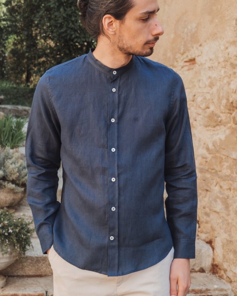 Chemise en lin bleue col officier