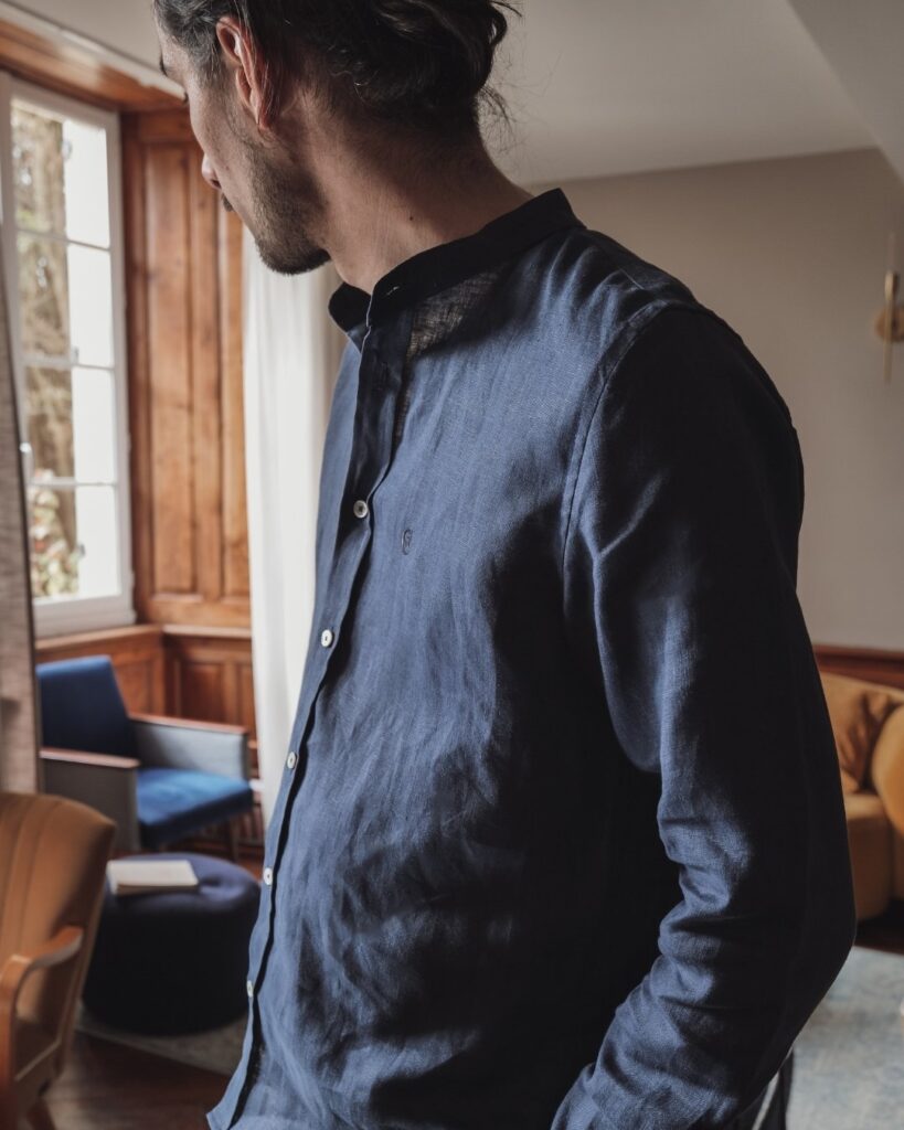 Chemise en lin bleue col officier