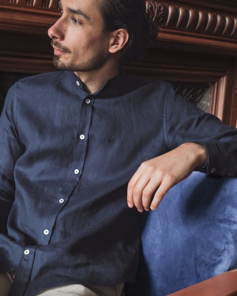 Chemise en lin bleue col officier