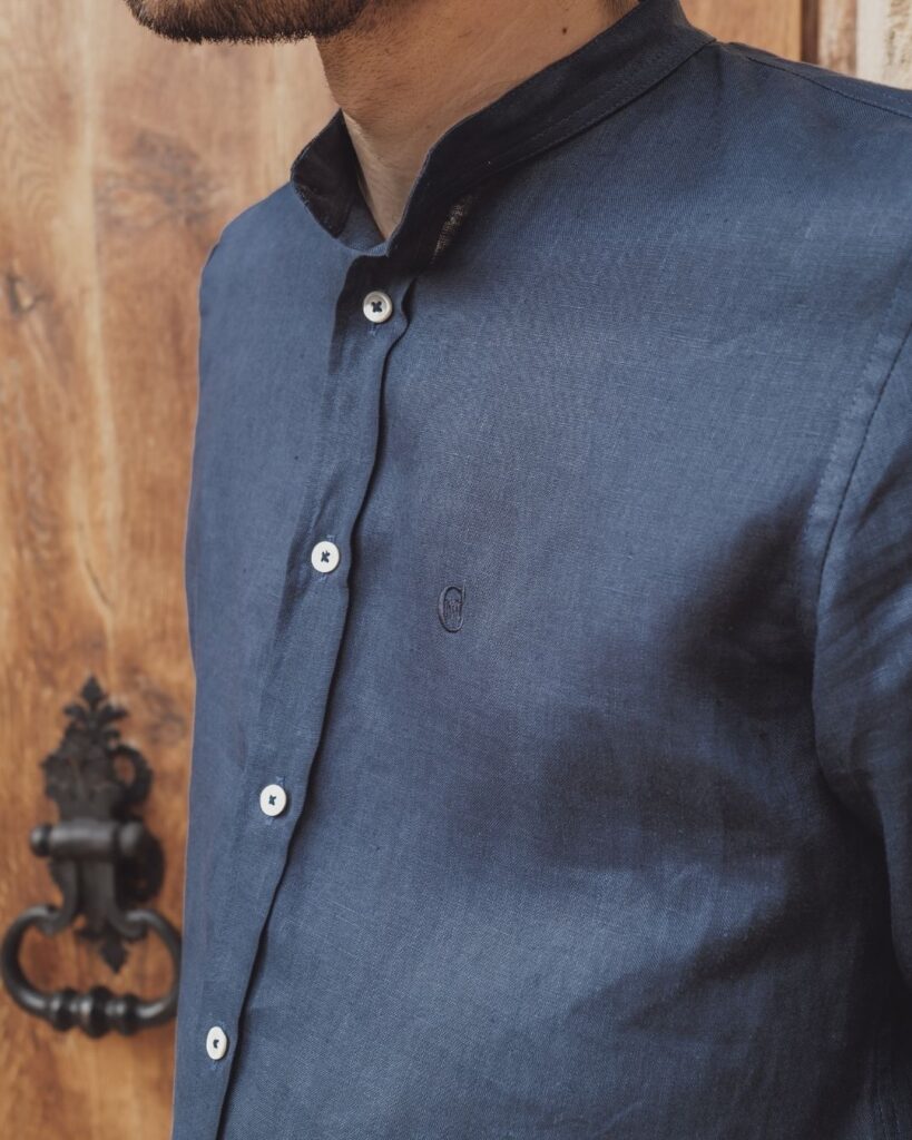Chemise en lin bleue col officier