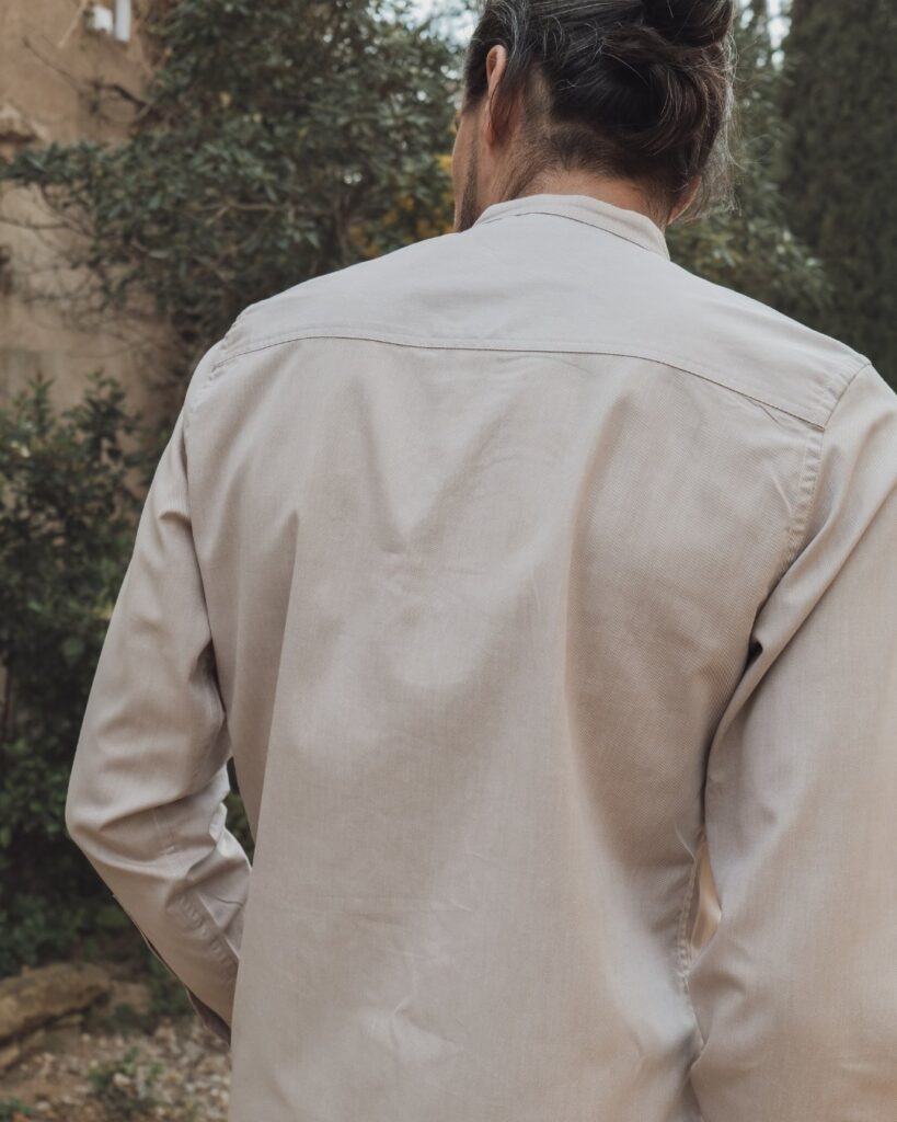 Chemise beige col officier fabriquée en France